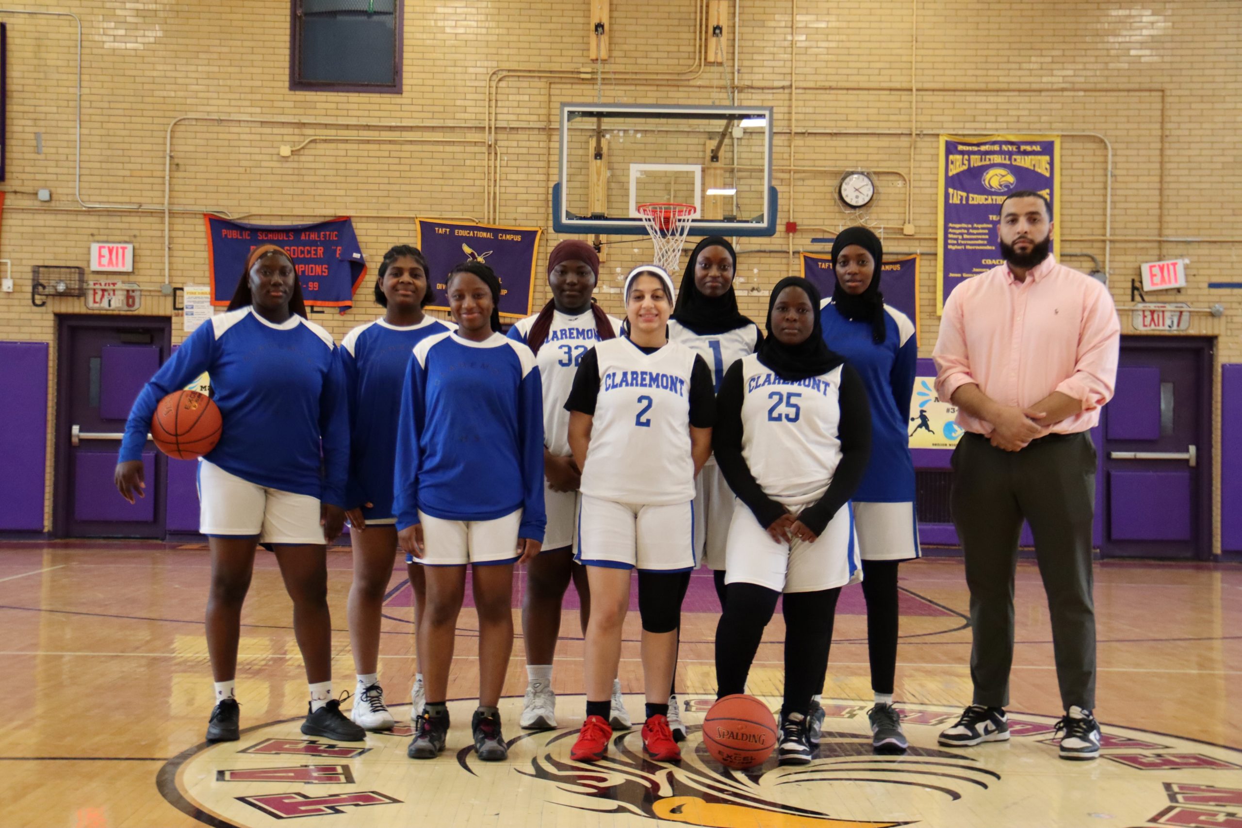girls basketball team photo